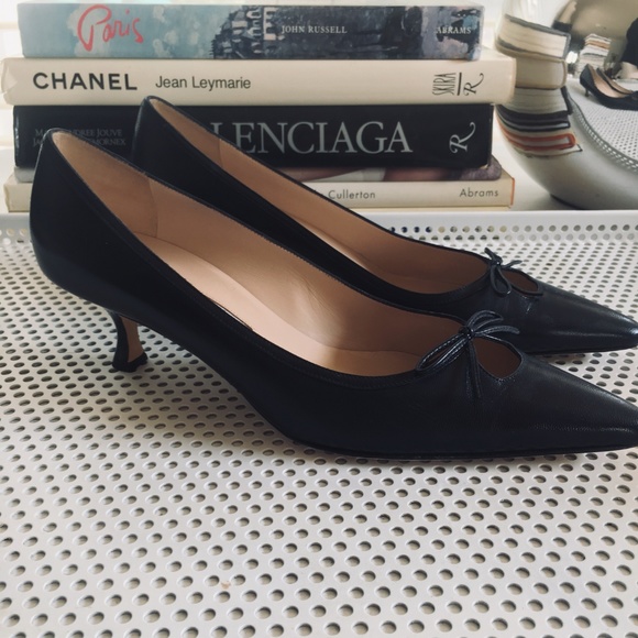 Manolo Blahnik Kitten Heel Pump - Picture 2 of 8